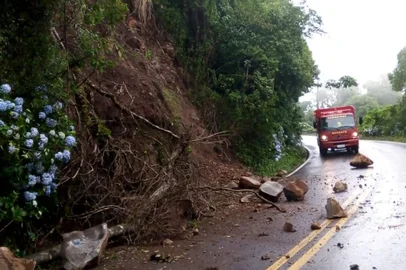 Informamos o bloqueio total da rodovia ERS-020 entre os km 81 e 83, município de São Francisco de Paula, em virtude do deslizamento de terra e pedras no km 82. As guarnições do 3° BRBM estão no local realizando policiamento ostensivo rodoviário. A liberação da rodovia aguarda parecer da equipe de engenharia da EGR.<!-- NICAID(15297213) -->
