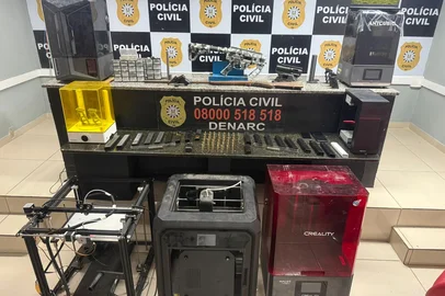 Polícia Civil / Divulgação Uma fábrica clandestina de armas de fogo foi descoberta pela Polícia Civil nesta sexta-feira (7) no bairro Fátima, em Canoas, na Região Metropolitana. Segundo a polícia, os itens eram fabricados em impressoras 3D para uma organização criminosa com atuação no Vale dos Sinos.<!-- NICAID(16163501) -->