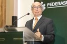 Tá na Mesa da Fedarasul com o ex-secretário da Receita Federal, Marcos Cintra. - Foto: Rosi Boni/Federasul/Divulgação<!-- NICAID(15611969) -->