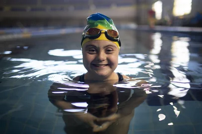 CANOAS, RS, BRASIL, 09-04-2026: A paraatleta Manuella Castoldi, 12 anos, conquistou quatro de medalhas no Campeonato Brasileiro de Natação da CBDI - Confederação Brasileira de Desportos para Deficientes Intelectuais. Manu tem síndrome de down e sonha em seguir nadando e competindo. (Foto: André Ávila/Agência RBS)Indexador: Andre Avila<!-- NICAID(16262389) -->