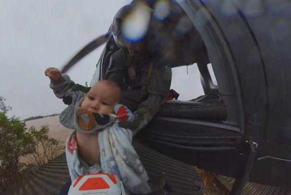 De helicóptero, militares da do Exército resgatam bebê em Bom Retiro do Sul: "Uma joia rara"<!-- NICAID(15753903) -->