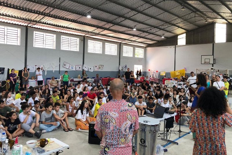 Grande espetáculo de Consciência Negra transforma escola de Caxias em palco de respeito e educação <!-- NICAID(15615135) -->