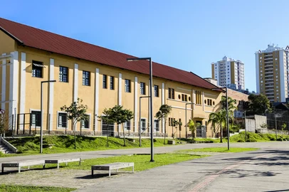 Projeto Na Trilha do Patrimônio Industrial, cuja primeira visita ocorre nesta quinta-feira, 20 de junho, das 9h às 12h - no decorrer do segundo semestre, estão previstas outras 10 turmas, contemplando 35 participantes em cada uma (confira no quadro abaixo).Sob a mediação da historiadora e pesquisadora Ana Paula de Almeida, o eio busca destacar a importância de locais de referência para o desenvolvimento econômico e social da região. Entram aí o Pátio Eberle (antiga Metalúrgica Abramo Eberle), o Moinho da Cascata e o Moinho da Estação (estabelecimentos do Moinho Germani), a academia Inkore Fitness São Pelegrino (antiga Cooperativa Vinícola São Victor), a FSG – Centro Universitário da Serra Gaúcha (Sociedade Vinícola Riograndense) e o Pátio da Estação (Sociedade Vinícola Riograndense e Vinícola Cooperativa Caxiense). Na foto: Pátio da Estação.<!-- NICAID(15791892) -->