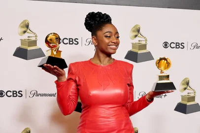 LOS ANGELES, CALIFORNIA - FEBRUARY 05: (FOR EDITORIAL USE ONLY) Samara Joy winner of Best New Artist and Best Jazz Vocal Album for Linger Awhile poses in the press room during the 65th GRAMMY Awards at Crypto.com Arena on February 05, 2023 in Los Angeles, California.   Amy Sussman/Getty Images/AFP (Photo by Amy Sussman / GETTY IMAGES NORTH AMERICA / Getty Images via AFP)<!-- NICAID(15340971) -->