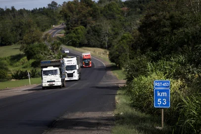 Estrela, RS, Brasil, 14-05-2025: Trecho da estrada entre Estrela e Teutônia. Projeto de concessão da rodovia RS-453, conhecida como Rota do Sol, deve envolver obras de duplicação e pedágios. Foto: Mateus Bruxel / Agência RBSIndexador: MATEUS BRUXEL<!-- NICAID(16037725) -->