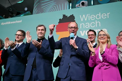 Electoral evening of Germany's conservative Christian Democratic Union (CDU) partyFriedrich Merz (R), leader of Germany's conservative Christian Democratic Union (CDU) and his party's main candidate for chancellor, reacts as he addresses supporters next to Bavaria's State Premier and Leader of the conservative Christian Social Union (CSU) Markus Soeder (2L), CDU Secretary General Carsten Linnemann (L) and CDU Vice-Secretary General Christina Stumpp (R) after the first exit polls in the German general elections were announced on TV during the electoral evening in Berlin on February 23, 2025. (Photo by INA FASSBENDER / AFP)Editoria: POLLocal: BerlinIndexador: INA FASSBENDERSecao: electionFonte: AFPFotógrafo: STR<!-- NICAID(15982366) -->