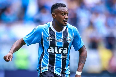 Grêmio x Juventude na Arena, em jogo válido pelo Brasileirão. Na foto, o meio-campista tricolor Edenilson.<!-- NICAID(16165248) -->