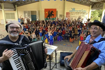 A música serrana criada pela Família Bertussi e o ritmo do bugio, que deve ser anunciado como Patrimônio Imaterial do Rio Grande do Sul, ganham novo fôlego com mais uma edição do projeto Nossa Música Entre Causos e Gaitas. A proposta que reúne os acordeonistas Gilney Bertussi e Rafael De Boni será apresentada novamente em oito novas escolas caxienses. A circulação, que desta vez é feita com recursos da Lei Rouanet, começa dia 23 de junho pela manhã na EMEF Manoel Pereira dos Santos, seguindo depois para a EMEF Rubem Bento Alves, as EEEF Irmão Guerini e Ivanir Euclinia Marchioro, a EMEF Leonel Brizola, as EMEF João de Zorzi e Z&eacut e;lia Rodrigues Furtado e o Colégio Tiradentes.<!-- NICAID(16065385) -->