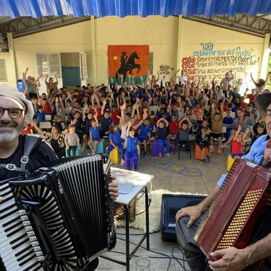 A música serrana criada pela Família Bertussi e o ritmo do bugio, que deve ser anunciado como Patrimônio Imaterial do Rio Grande do Sul, ganham novo fôlego com mais uma edição do projeto Nossa Música Entre Causos e Gaitas. A proposta que reúne os acordeonistas Gilney Bertussi e Rafael De Boni será apresentada novamente em oito novas escolas caxienses. A circulação, que desta vez é feita com recursos da Lei Rouanet, começa dia 23 de junho pela manhã na EMEF Manoel Pereira dos Santos, seguindo depois para a EMEF Rubem Bento Alves, as EEEF Irmão Guerini e Ivanir Euclinia Marchioro, a EMEF Leonel Brizola, as EMEF João de Zorzi e Z&eacut e;lia Rodrigues Furtado e o Colégio Tiradentes.<!-- NICAID(16065385) -->