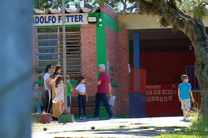 Turma da escola Adolfo Fetter está sem aulas há um mês por falta de professor<!-- NICAID(16165701) -->