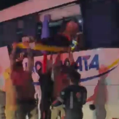 Seis pessoas ficam feridas em colisão entre carro e ônibus na RS-142<!-- NICAID(16139859) -->