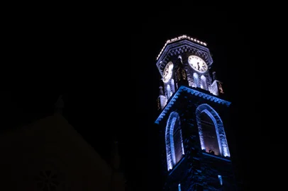 Campanário de Flores da Cunha, que será entregue neste sábado, dia 11, restaurado e com várias melhorias no entorno. Na foto, os testes de luz feitos nesta terça, dia 7.<!-- NICAID(15369741) -->