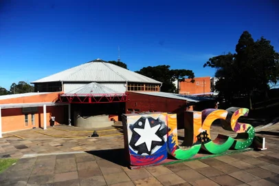 CAXIAS DO SUL, RS, BRASIL, 14/08/2023. Fachada do Centro de Convivência da UCS, na Universidade de Caxias do Sul. (Porthus Junior/Agência RBS)<!-- NICAID(15509947) -->