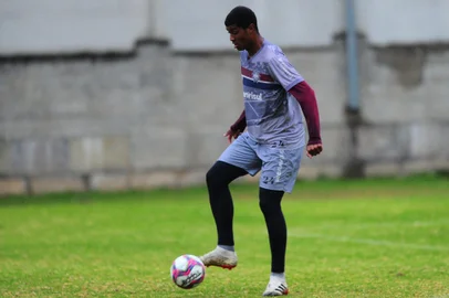 15/07/2021. Treino do Caxias no CT. O Caxias está disputando a série D do Campeonato Brasileiro. Na foto, zagueiro Erik. (Porthus Junior/Agência RBS)<!-- NICAID(14836108) -->