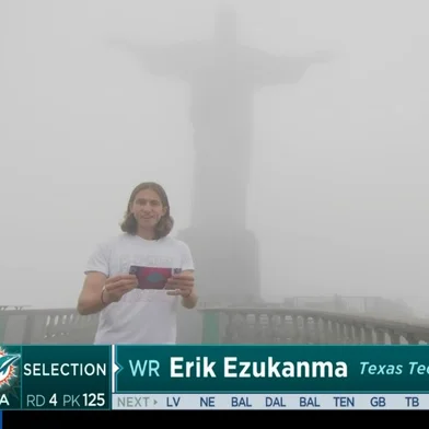 Filipe Luís, do Flamengo, anuncia uma das escolhas do Draft em frente ao Cristo Redentor