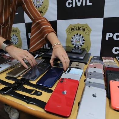 PORTO ALEGRE, RS, BRASIL, 13/04/2023- Dezenas de iPhones roubados são recuperados pela Polícia Civil. Foto: Ronaldo Bernardi / Agencia RBS<!-- NICAID(15401454) -->