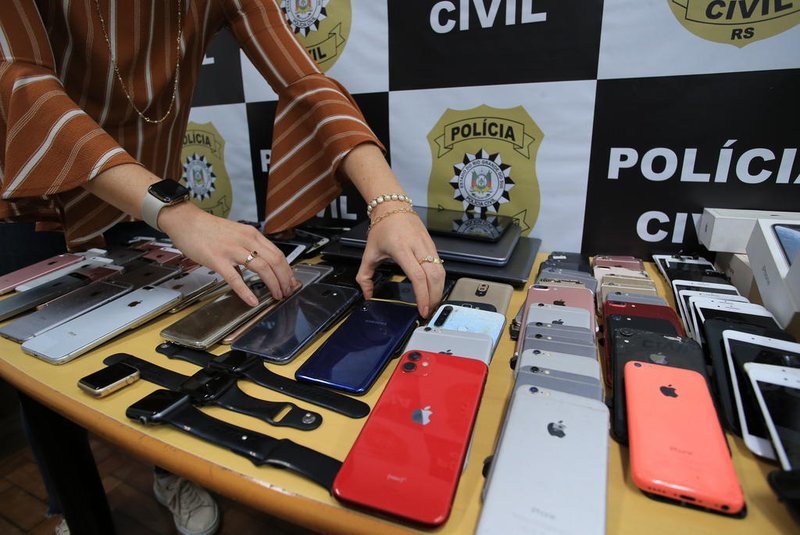 PORTO ALEGRE, RS, BRASIL, 13/04/2023- Dezenas de iPhones roubados são recuperados pela Polícia Civil. Foto: Ronaldo Bernardi / Agencia RBS<!-- NICAID(15401454) -->