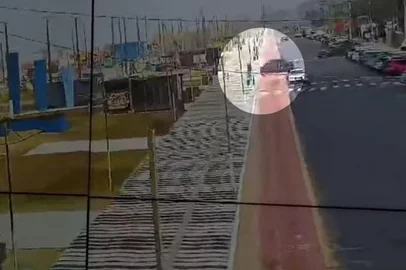 Um homem foi detido após dirigir de forma irregular, invadir o calçadão da Avenida Beira-Mar, em Tramandaí, Litoral Norte do RS, em alta velocidade e tentar fugir de uma guarnição durante patrulhamento. Pedestres estavam no local no momento da ação. <!-- NICAID(16241515) -->