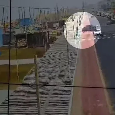 Um homem foi detido após dirigir de forma irregular, invadir o calçadão da Avenida Beira-Mar, em Tramandaí, Litoral Norte do RS, em alta velocidade e tentar fugir de uma guarnição durante patrulhamento. Pedestres estavam no local no momento da ação. <!-- NICAID(16241515) -->
