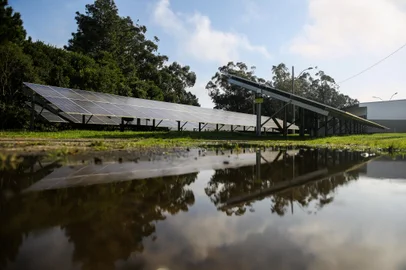 TRAMANDAÍ, RS, BRASIL - 2023.08.10 - ENERGIA SOLAR / UFRGS / INVESTIMENTOS / SUSTENTABILIDADE - A usina solar fotovoltaica da UFRGS resulta de investimento de R$ 1,7 milhão do Programa para Desenvolvimento em Energias Renováveis e Eficiência Energética na Rede Federal de Educação Profissional, Científica e Tecnológica (EnergIF), do Ministério da Educação (MEC), por meio da Secretaria de Educação Profissional e Tecnológica (SETEC), voltado à promoção da cultura do desenvolvimento de Energias Renováveis e Eficiência Energética na Rede Federal de Educação. FOTO: André Ávila, Agência RBSIndexador: Andre Avila<!-- NICAID(15507208) -->