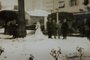 Neve na Praça da Bandeira em 1965. Fenômeno ocorreu em 19 e 20 de agosto de 1965 e atraiu moradores do bairro São Pelegrino, como o casal Mirlene Dal Pos Rossi e Raul Rossi. Na foto, a partir da esquerda, Raul Rossi, Mirlene Dal Pos Rossi, Vilma Zini e Lorita Rech. Texto da matéria:A antiga Praça Rui Barbosa (Dante Alighieri) foi o cenário eternizado em milhares de fotos captadas em 19 e 20 de agosto de 1965, quando Caxias e dezenas de cidades da Serra ficaram cobertas de branco. Mas, a poucos metros dali, outro cenário também chamou a atenção: a Praça da Bandeira.Foi para lá que moradores do bairro São Pelegrino e funcionários da antiga Importadora Comercial se dirigiram quando a neve começou a acumular. Parte dessa história foi recordada pela leitora Mirlene Dal Pos Rossi, 82 anos, que à época residia com a família na Rua Feijó Jr., quase na esquina com a Dezoito, a duas quadras dali. São do acervo de dona Mirlene as imagens reproduzidas nesta página, em que ela aparece junto do então futuro marido Raul Rossi e das irmãs Vilma Zini e Lorita Rech, todas funcionárias da Importadora na época.<!-- NICAID(15453696) -->