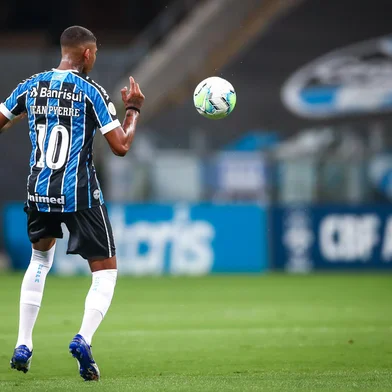 RS - FUTEBOL/CAMPEONATO BRASILEIRO 2020 /GREMIO X CEARA - ESPORTES - Lance da partida entre Gremio e Ceara disputada na noite deste sabado, na Arena do Gremio, em partida valida pela Campeonato Brasileiro 2020. FOTO: LUCAS UEBEL/GREMIO FBPA<!-- NICAID(14692952) -->