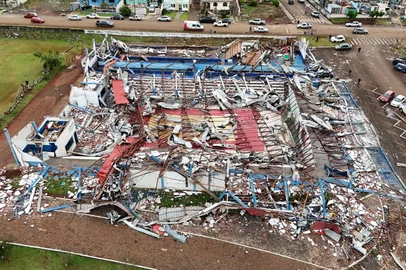 Olho Vivo Paraná / Divulgação Tornado destrói a cidade de Rio Bonito do Iguaçu, no sudoeste do Paraná<!-- NICAID(16163525) -->