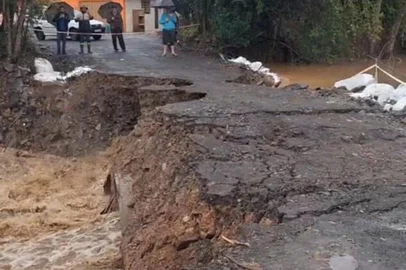 Chuva derruba ponte provisória em Sobradinho<!-- NICAID(16046493) -->