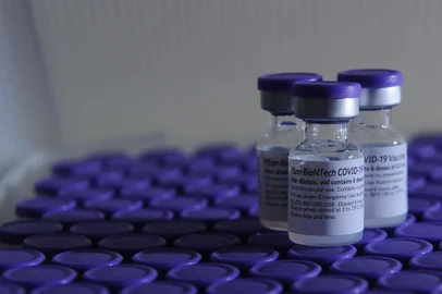 CAXIAS DO SUL, RS, BRASIL (04/06/2021)Caxias recebe mais de 4000 doses da vacina Pfizer. (Antonio Valiente/Agência RBS)Indexador: AVS                             <!-- NICAID(14800975) -->