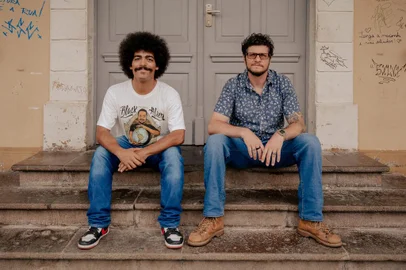 A Sala de Teatro Prof. Valentim Lazzarotto, no Centro de Cultura Ordovás, recebe na próxima quinta-feira (15), às 19h, o workshow inaugural do projeto "O Blues é Black". O evento, aberto à comunidade, intercala show dos artistas Tiago Luis Breda, João Pedro Rocha e Tomás Seidl com comentários de Seidl e do historiador William Pereira.Na foto, William Pereira (E) e Tomá Seidl<!-- NICAID(15678951) -->