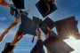 Graduates throwing graduation hats Up in the skyGraduados jogando chapéus de formatura. Foto: mnirat / stock.adobe.comIndexador: Photographer_Nirat.pix@gmail.comFonte: 412215187<!-- NICAID(15239155) -->