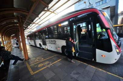 CAXIAS DO SUL, RS, BRASIL, 20/05/2022. Transporte coletivo de Caxias pode ter novo aumento de tarifa em junho. A concessionária Visate, que opera o sistema, pediu ao município revisão extraordinária dos valores devido à alta de 35% no diesel em quase três meses. (Porthus Junior/Agência RBS)Indexador:                                 <!-- NICAID(15102567) -->