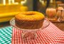Aprenda a preparar um bolo de milho cremoso em cinco os