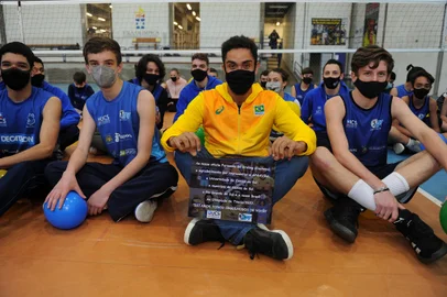 CAXIAS DO SUL, RS, BRASIL, 11/08/2021 - Depois de participar das olimpíadas de Tókio,  Fernando Kreling, o Cachopa, foi recebido como herói por atletas da UCS. Levantador caxiense teve ascensão meteórica e chega nos Jogos aos 25 anos. (Marcelo Casagrande/Agência RBS)<!-- NICAID(14860051) -->