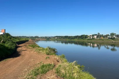 Um casal de idosos morreu após o carro em que eles estavam cair no Rio Taquari, em Estrela, no Vale do Taquari, na madrugada desta quinta-feira (18).<!-- NICAID(16189403) -->