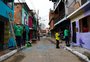 Ação solidária tira marca d'água das fachadas das casas atingidas pela enchente no Quilombo do Areal
