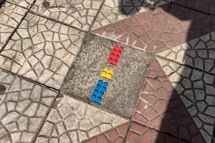 Muhad preenche os buracos para que os pedestres não tropecem