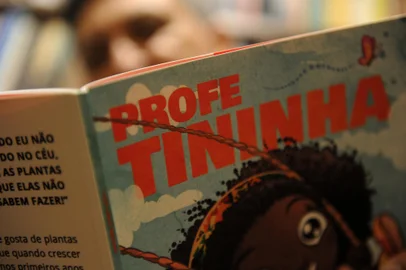 CAXIAS DO SUL, RS, BRASIL, 09/08/2022 - Fotos do escritor Elvio Gonçalves na livraria Do Arco da Velha. Ele é autor do livro “Profe Tininha”, que será lançado na quinta-feira, no Centro de Cultura Ordovás.  (Marcelo Casagrande/Agência RBS)<!-- NICAID(15170471) -->