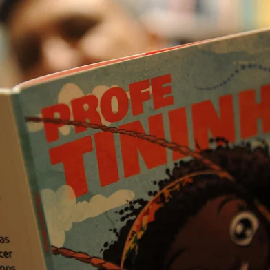 CAXIAS DO SUL, RS, BRASIL, 09/08/2022 - Fotos do escritor Elvio Gonçalves na livraria Do Arco da Velha. Ele é autor do livro “Profe Tininha”, que será lançado na quinta-feira, no Centro de Cultura Ordovás.  (Marcelo Casagrande/Agência RBS)<!-- NICAID(15170471) -->