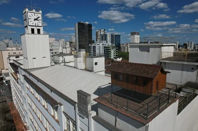 CAXIAS DO SUL, RS, BRASIL, 10/10/2023. Lugares que só a gente entra: terraço do prédio da antiga metalúrgica Abramo Eberle, em Caxias, abriga casinha de madeira e relógio, cujo acesso é restrito. (Porthus Junior/Agêncis RBS)<!-- NICAID(15570131) -->