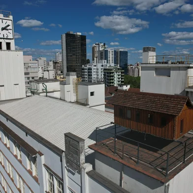 CAXIAS DO SUL, RS, BRASIL, 10/10/2023. Lugares que só a gente entra: terraço do prédio da antiga metalúrgica Abramo Eberle, em Caxias, abriga casinha de madeira e relógio, cujo acesso é restrito. (Porthus Junior/Agêncis RBS)<!-- NICAID(15570131) -->