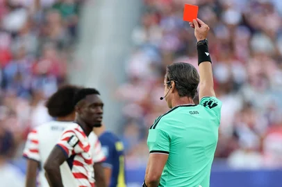 SANTA CLARA, CALIFORNIA - JULY 01: Referee Raphael Claus shows Folarin Balogun #20 of the United States a red card for a foul on Tarik Muharemovic #4 of Bosnia and Herzegovina during the FIFA World Cup 2026 Round of 32 match between USA and Bosnia and Herzegovina at San Francisco Bay Area Stadium on July 01, 2026 in Santa Clara, California.   Charlotte Wilson/Getty Images/AFP (Photo by Charlotte Wilson / GETTY IMAGES NORTH AMERICA / Getty Images via AFP)<!-- NICAID(16321005) -->