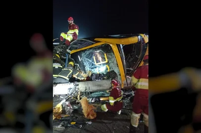 Um ônibus que partiu de Porto Alegre tombou no final da madrugada desta terça-feira (22) na BR-101, em Imbituba, no sul de Santa Catarina. Uma pessoa morreu e outras quatro ficaram feridas, informou a Polícia Rodoviária Federal (PRF).<!-- NICAID(16085158) -->