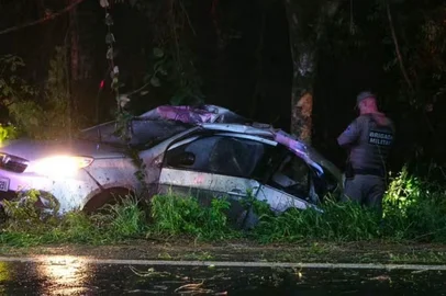 Mulher de 55 anos morre após carro bater contra árvore na RSC-377, entre Cruz Alta e Ibirubá<!-- NICAID(16386054) -->