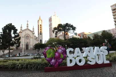 Antonio Valiente / Agencia RBS CAXIAS DO SUL, RS, BRASIL (21/06/2020) Nas comemoração dos 130 de Caxias, a praça Dante Alighieri ganhou um letreiro turístico. O chafariz ganhou na cor de uva e 3 mil balões, também fizeram parte da festa. Além disso quatro atletas maratonistas percorreram diferentes percusos somando 130km, número alusivo à comemoração. (Antonio Valiente/Agência RBS)<!-- NICAID(14527556) -->