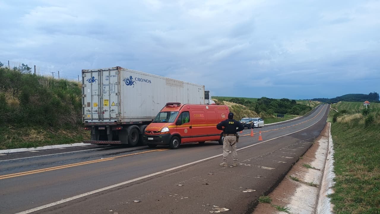 Homem morre atropelado por carreta na BR-470 em Lagoa Vermelha