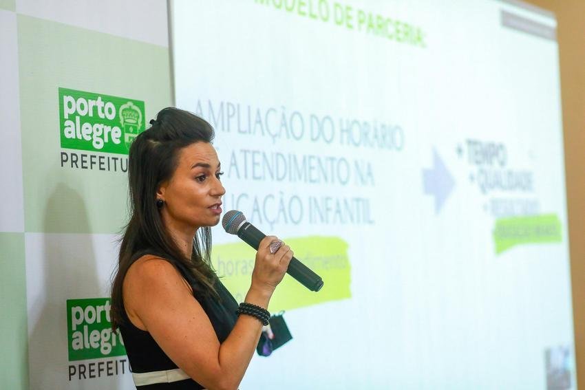 Melo demite secret&aacute;ria municipal de Educa&ccedil;&atilde;o