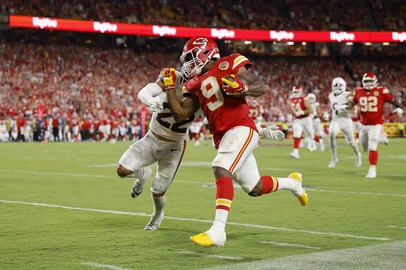 KANSAS CITY, MISSOURI - SEPTEMBER 14: Kenneth Walker III #9 of the Kansas City Chiefs breaks a tackle by Brandon Jones #22 of the Denver Broncos to score a 60 yard touchdown during the third quarter in the game at Arrowhead Stadium on September 14, 2026 in Kansas City, Missouri.   David Eulitt/Getty Images/AFP (Photo by David Eulitt / GETTY IMAGES NORTH AMERICA / Getty Images via AFP)<!-- NICAID(16365782) -->
