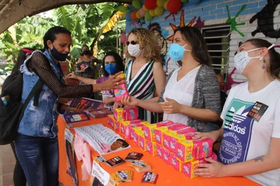 As deputadas do PSOL/RS, Fernanda Melchionna e Luciana Genro, participaram hoje de uma ação solidária de distribuição de absorventes e de conscientização para o combate a pobreza menstrual no bairro Rubem Berta, Porto Alegre. A atividade, organizada pelos coletivos Juntas! e Emancipa Mulher, ocorreu em conjunto com a festa de Dia das Crianças realizada pela associação Embolamento Cultural e o instituto COHAB é só Rap.