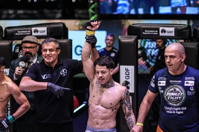 Atleta de Bento Gonçalves vence confronto no Jungle Fight. Em sua segunda luta pela competição, Rafael Sanson venceu o paraense Clebson Loro José<!-- NICAID(16105157) -->